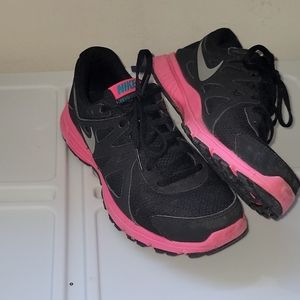 Womans nike sneakers size 6